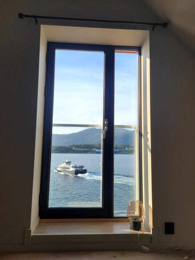 Single Elegant Room I Sentrum- Sea View Alesund Exterior photo