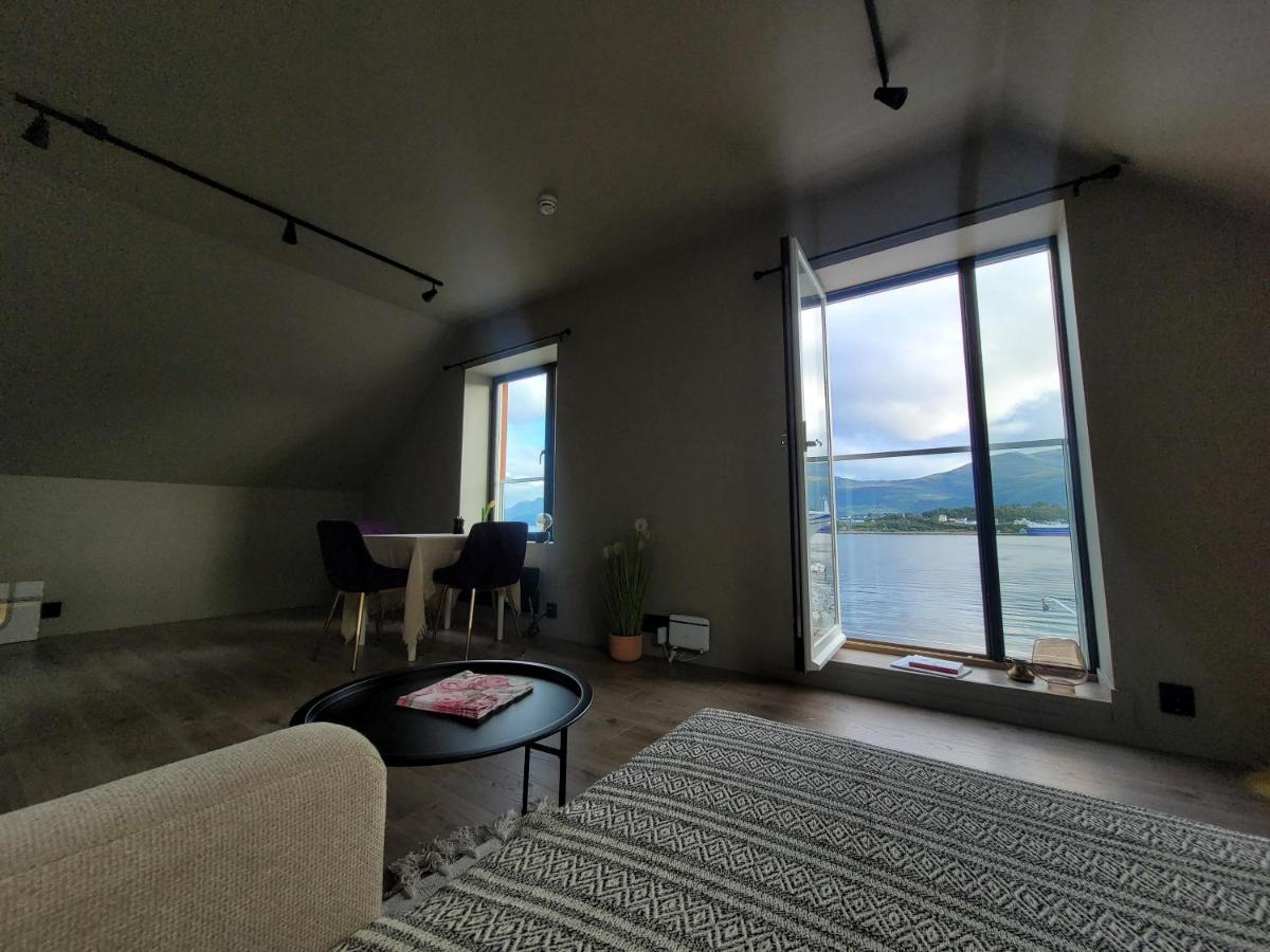 Single Elegant Room I Sentrum- Sea View Alesund Exterior photo