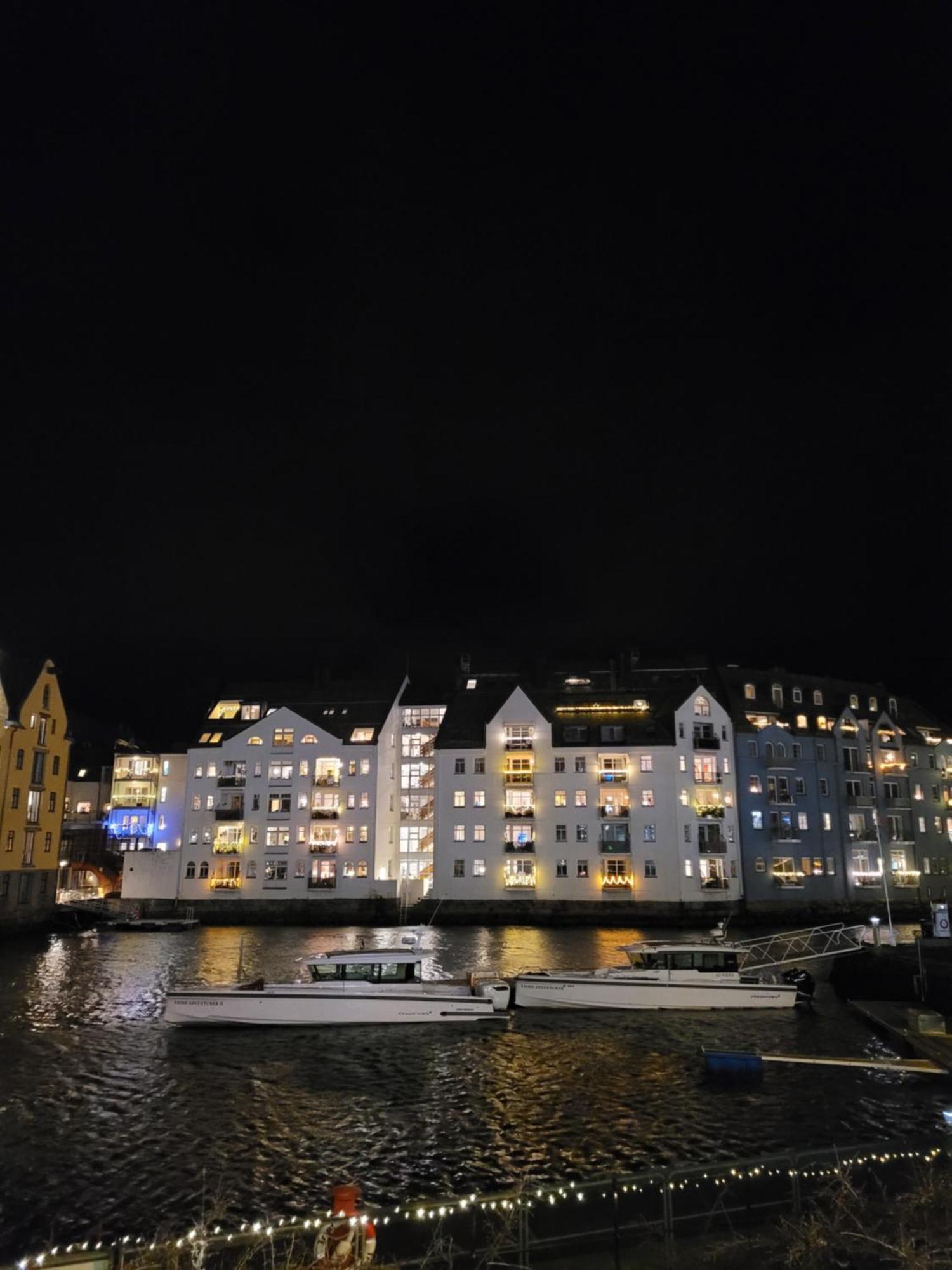 Single Elegant Room I Sentrum- Sea View Alesund Exterior photo